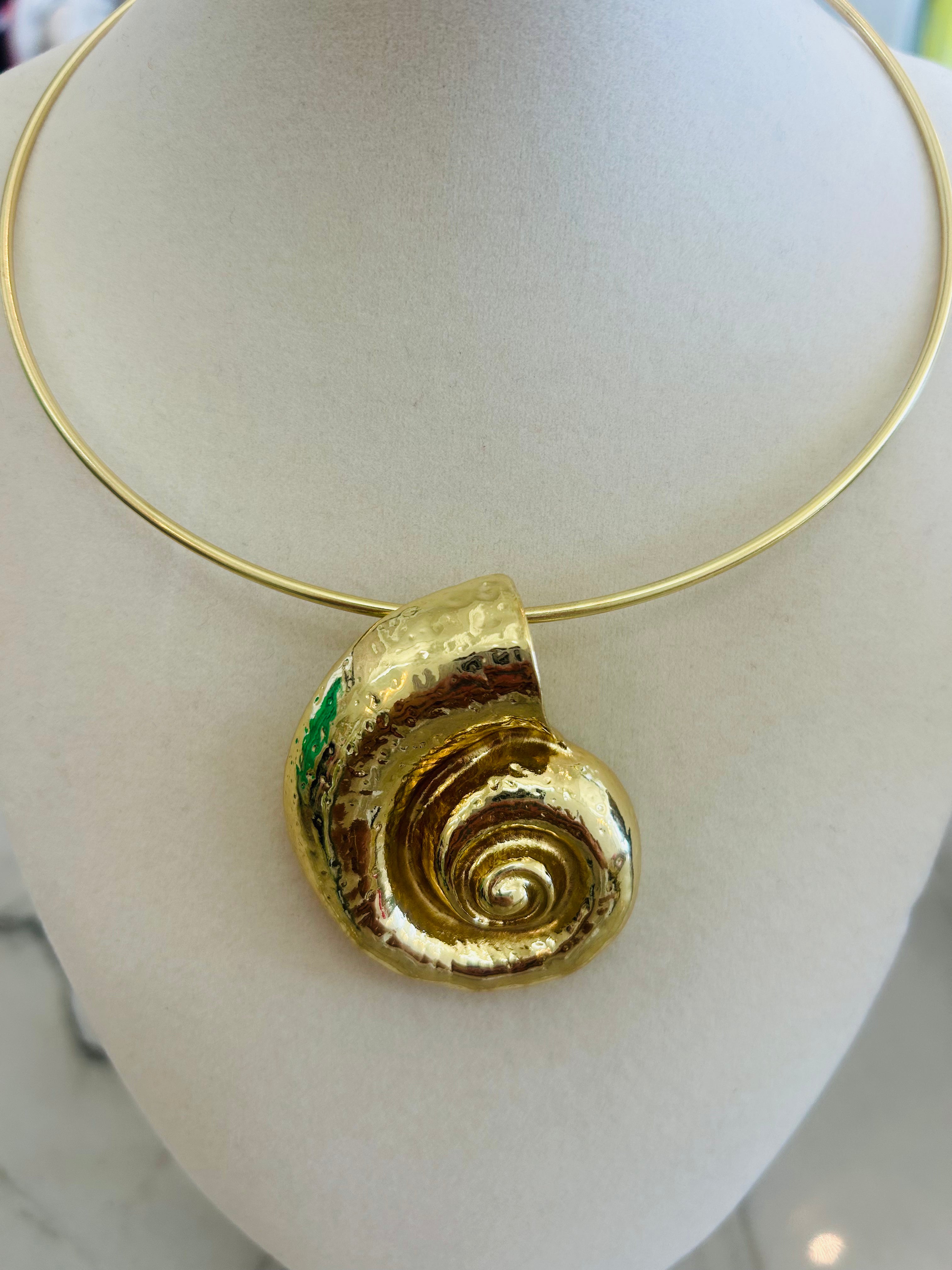 Shell Pendant Collar Necklace