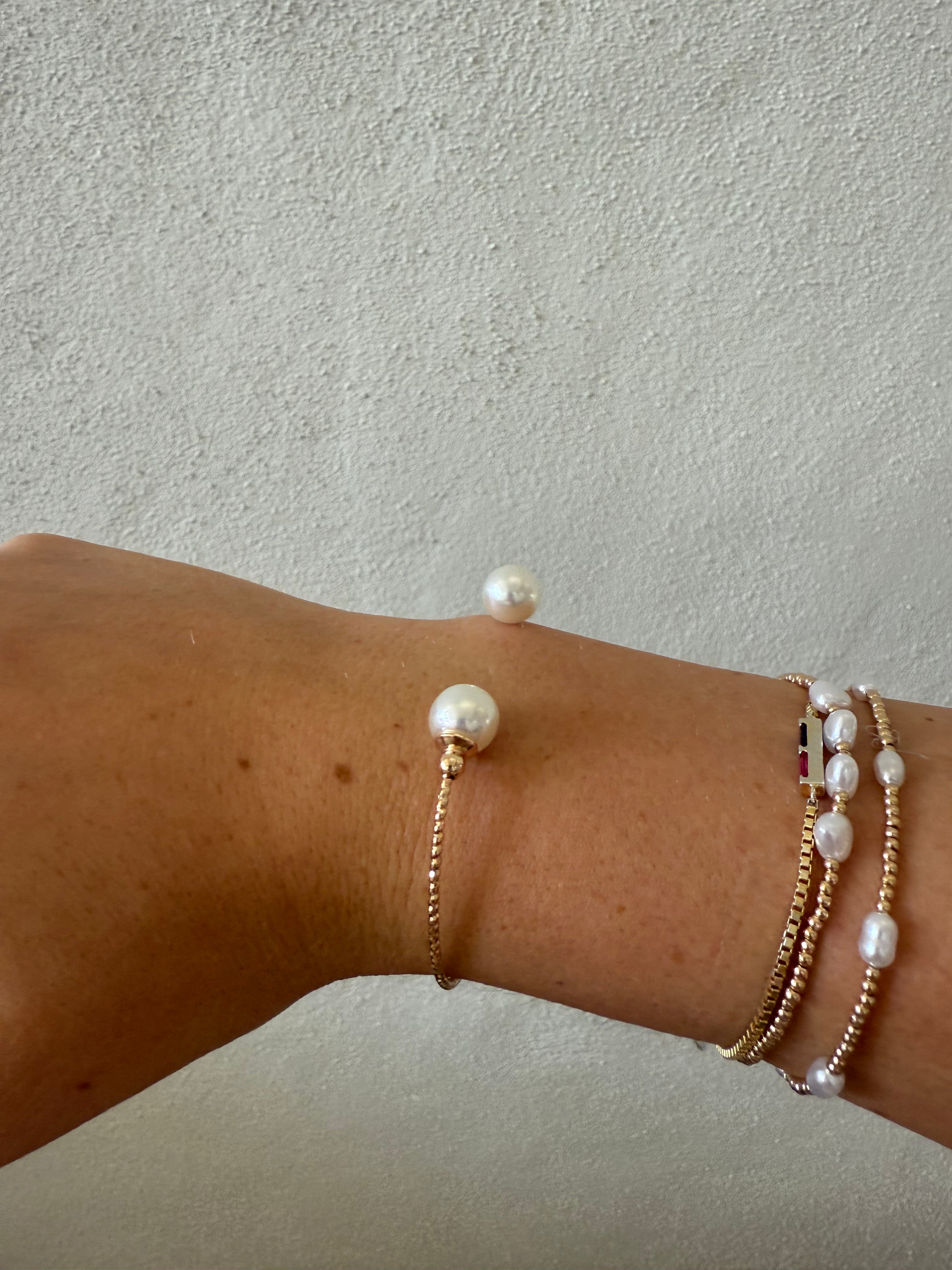 The cuffed Pearl Bracelet