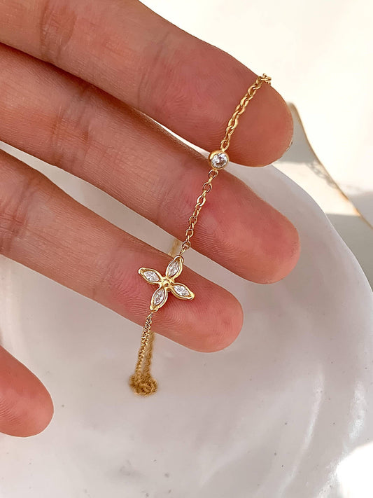 Clara Dainty Flower Pendant Necklace